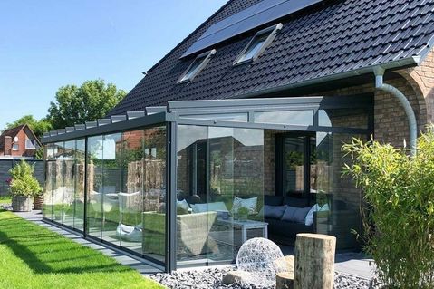 Mit einer Terrassenüberdachung können schon im zeitigen Frühjahr die ersten gemütlichen Stunden im Freien verbracht werden.