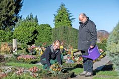 Mit ihrem Fachwissen sind Friedhofsgärtner stets die richtigen Ansprechpartner in Sachen Grabgestaltung und -pflege. Foto: djd/Bund deutscher Friedhofsgärtner
