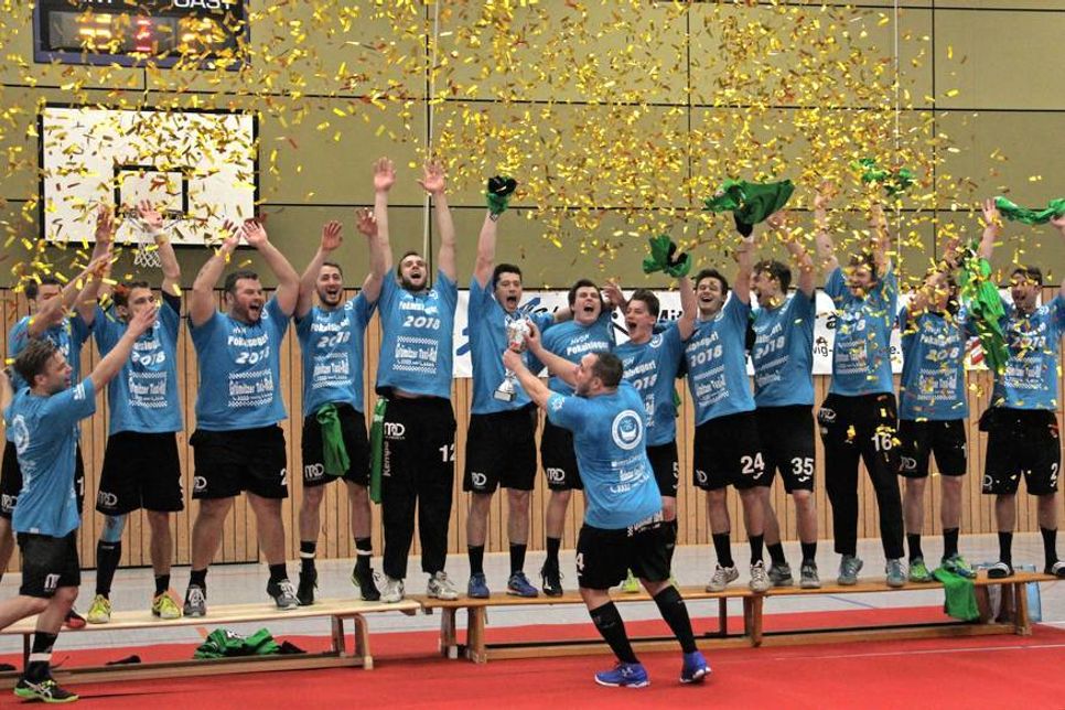 So feiern Pokalsieger: HSG-Ostsee-Kapitän Martin Ambrosius und seine Mannschaft am Sonntagabend.