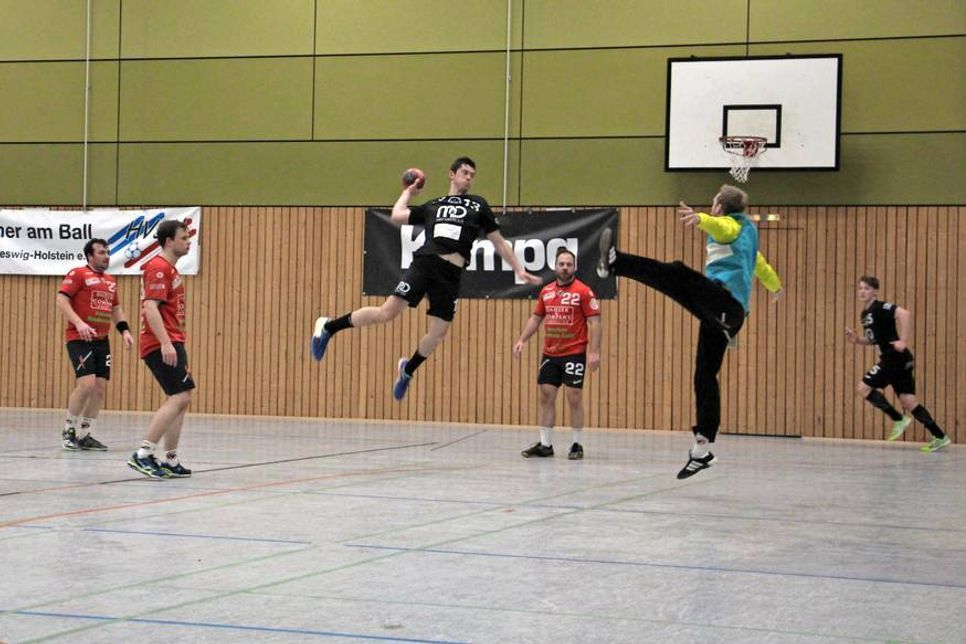 Jonas Engelmann beim Sprungwurf.