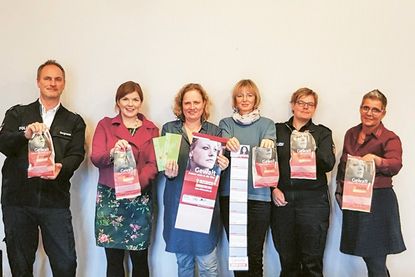 Setzen sich anlässlich der landesweiten Kampagne gegen häusliche Gewalt ein (v.l.): Michael Bergmann, Präventionsbeauftragter der Polizei für Lübeck und Ostholstein, Julia Samtleben, Bürgermeisterin der Gemeinde Stockelsdorf, Julia Dabelstein, Frauennotruf Ostholstein e.V., Gudrun Dietrich, Gleichstellungsbeauftragte Gemeinde Stockelsdorf, Christiane Hauswurth, Polizei Stockelsdorf und Bettina Schüler, Feinbäckerei Schüler.