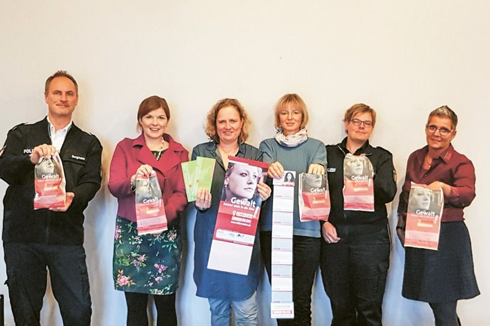 Setzen sich anlässlich der landesweiten Kampagne gegen häusliche Gewalt ein (v.l.): Michael Bergmann, Präventionsbeauftragter der Polizei für Lübeck und Ostholstein, Julia Samtleben, Bürgermeisterin der Gemeinde Stockelsdorf, Julia Dabelstein, Frauennotruf Ostholstein e.V., Gudrun Dietrich, Gleichstellungsbeauftragte Gemeinde Stockelsdorf, Christiane Hauswurth, Polizei Stockelsdorf und Bettina Schüler, Feinbäckerei Schüler.