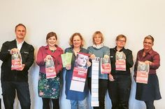 Setzen sich anlässlich der landesweiten Kampagne gegen häusliche Gewalt ein (v.l.): Michael Bergmann, Präventionsbeauftragter der Polizei für Lübeck und Ostholstein, Julia Samtleben, Bürgermeisterin der Gemeinde Stockelsdorf, Julia Dabelstein, Frauennotruf Ostholstein e.V., Gudrun Dietrich, Gleichstellungsbeauftragte Gemeinde Stockelsdorf, Christiane Hauswurth, Polizei Stockelsdorf und Bettina Schüler, Feinbäckerei Schüler.