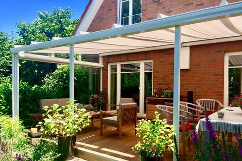 Ein besonderer Vorteil einer Überdachung ist, dass die Terrasse immer fertig ist: Polsterauflagen, Tischdecken und Dekorationen können liegen bleiben.