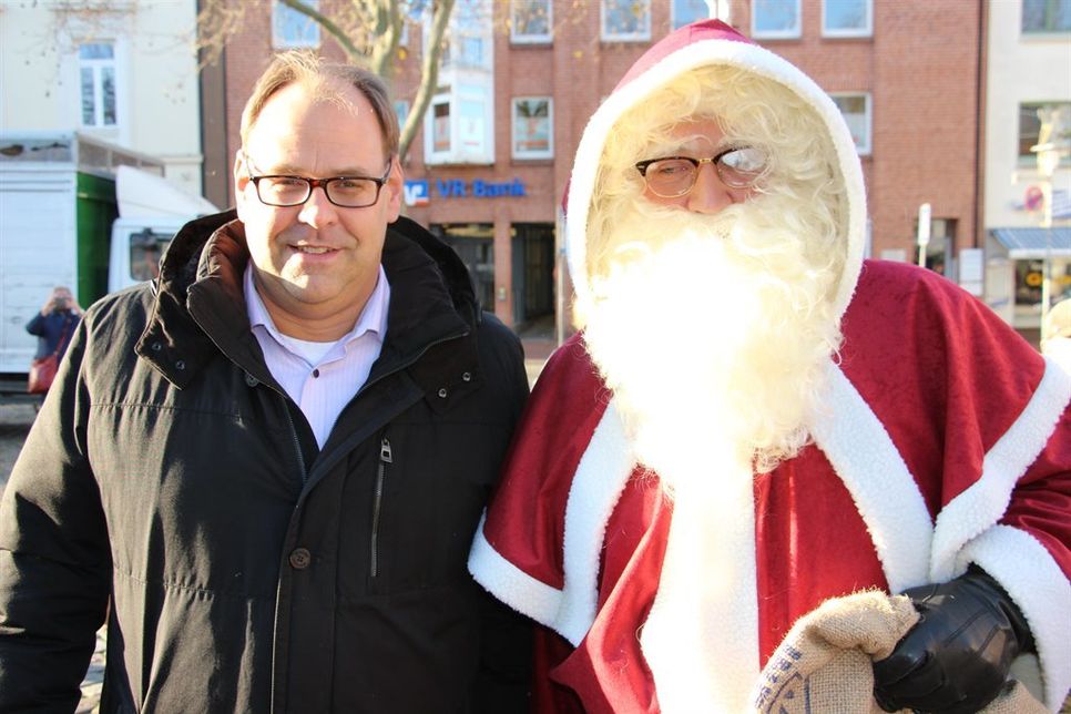 Bürgermeister Mirko Spieckermann begrüßte den Weihnachtsmann auf dem Meerchenwald.