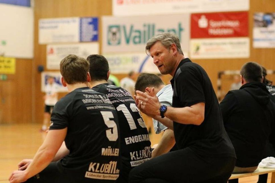 Freut sich schon jetzt wieder auf die Zusammenarbeit in der kommenden Saison mit seinen Spielern - Trainer Jens Häusler.