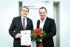 Ministerpräsident Daniel Günther zeichnet Lino Cimmino in Kiel aus. (Foto: Frank Peter/hfr)