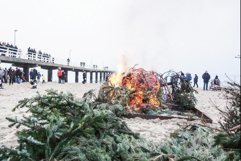 Am Samstag, dem 11. Januar, findet wieder das beliebte Tannenbaumbrennen neben der Maritim-Seebrücke in Timmendorfer Strand statt.