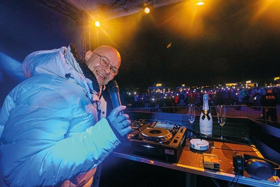DJ René Kleinschmidt sorgt bei der größten Silvesterparty in der Lübecker Bucht wieder für die richtige Stimmung am Strand.