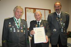 1. Ältermann Helmut Groß mit dem neuen Ehrenmitglied Wilfried Poltrock und dem ausgeschiedenen Zeugmeister Henning Krombholz (v. lks.).