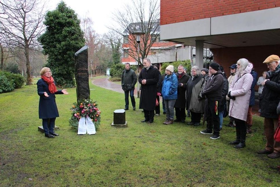 Kranzniederlegung mit Theresia Kleikamp, Direktorin der Ameos-Pflegehäuser (lks.) und Pastor Stefan Kramer (3. v. lks.) sowie den Besuchern der Gedenkveranstaltung.