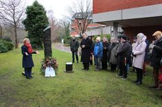 Kranzniederlegung mit Theresia Kleikamp, Direktorin der Ameos-Pflegehäuser (lks.) und Pastor Stefan Kramer (3. v. lks.) sowie den Besuchern der Gedenkveranstaltung.
