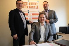 Christoph Buske (sitzend) mit den Vorstandsmitgliedern Christoph Mehrpahl (lks.) und Torsten Kühl.
