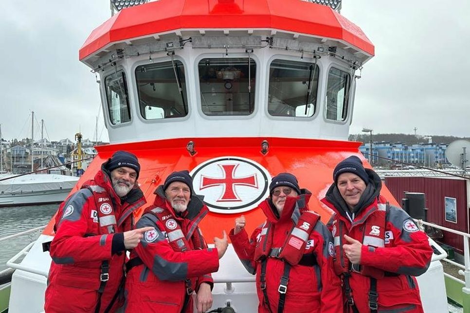 Neuer ehrenamtlicher Botschafter der Seenotretter ab 2024 ist die norddeutsche Erfolgsband „Santiano“ (v.l.): Hans-Timm „Timsen“ Hinrichsen, Björn Both, Peter David „Pete“ Sage und Axel Stosberg (v. lks.) vor dem Seenotrettungskreuzer „Berlin“. (Foto: Die Seenotretter - DGzRS)