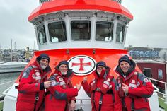 Neuer ehrenamtlicher Botschafter der Seenotretter ab 2024 ist die norddeutsche Erfolgsband „Santiano“ (v.l.): Hans-Timm „Timsen“ Hinrichsen, Björn Both, Peter David „Pete“ Sage und Axel Stosberg (v. lks.) vor dem Seenotrettungskreuzer „Berlin“. (Foto: Die Seenotretter - DGzRS)