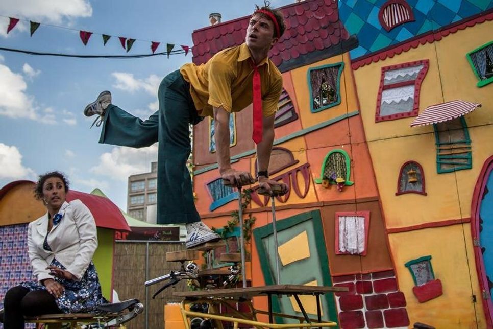 Clara Gracia und Felix Ahlert verbinden ihre gemeinsame Leidenschaft für Theater und Circus. (Foto: Henry Lüderwaldt)