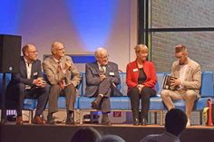 Talkrunde auf dem blauen Sofa mit Finn Ole Martins (r.) als Moderator.