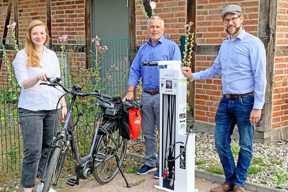 Auf dem Foto sehen Sie v.l.n.r. Stadtmanagerin Cora Brockmann, Bürgermeister Jörg Saba und Stephan Meinhardt Geschäftsführer des Oldenburger Wallmuseums bei der Begutachtung der neuen Installation am Welcome-Center des Museums.