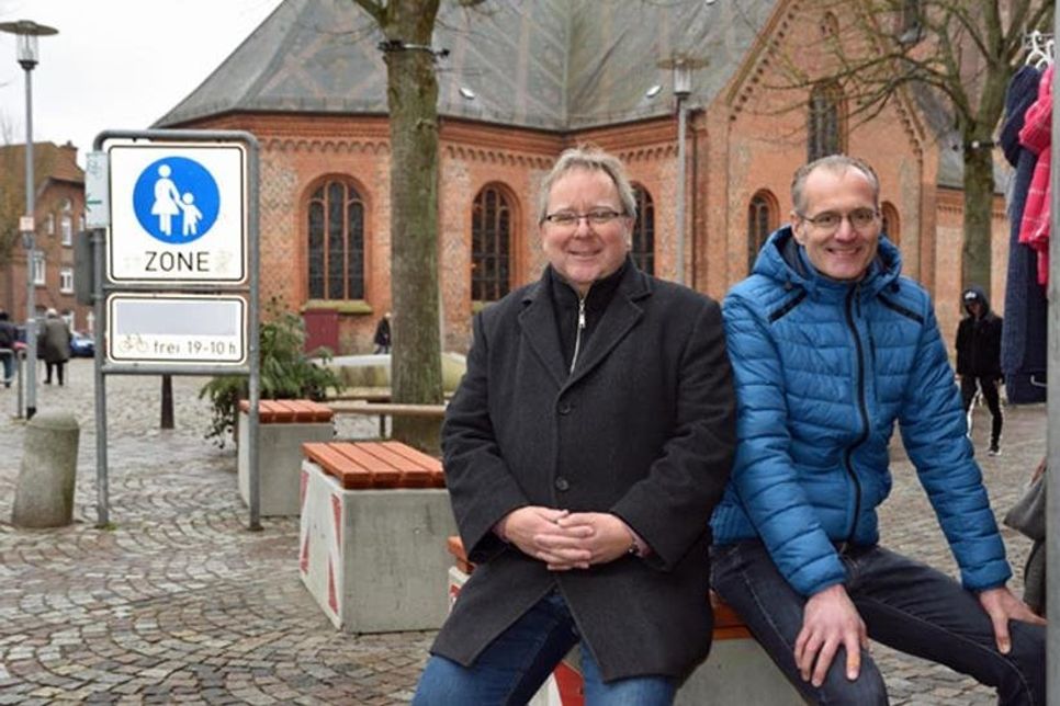 Vollendete Tatsachen: Bürgermeister Lars Winter und Pressereferent Frank Neufeind präsentieren betonharte Fakten zur Verkehrsberuhigung an der Einmündung zur Fußgängerzone.