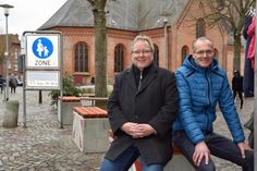 Vollendete Tatsachen: Bürgermeister Lars Winter und Pressereferent Frank Neufeind präsentieren betonharte Fakten zur Verkehrsberuhigung an der Einmündung zur Fußgängerzone.