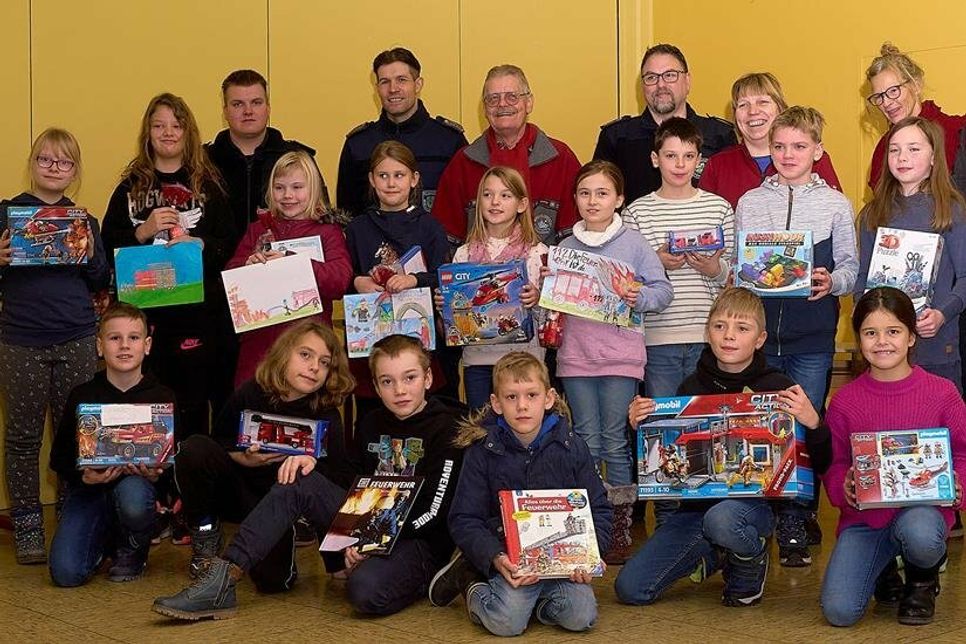 Die Freude war bei allen Preisträgern groß. Gewinnerinnen aus den Klassenstufen: Klasse 1 B - Laura, Klasse 2 B - Zoé, Klasse 3B - Hannah Lotta und Klasse 4 B - Sarah (jeweils mit ihrem gemalten Siegerbild).
