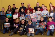 Die Freude war bei allen Preisträgern groß. Gewinnerinnen aus den Klassenstufen: Klasse 1 B - Laura, Klasse 2 B - Zoé, Klasse 3B - Hannah Lotta und Klasse 4 B - Sarah (jeweils mit ihrem gemalten Siegerbild).