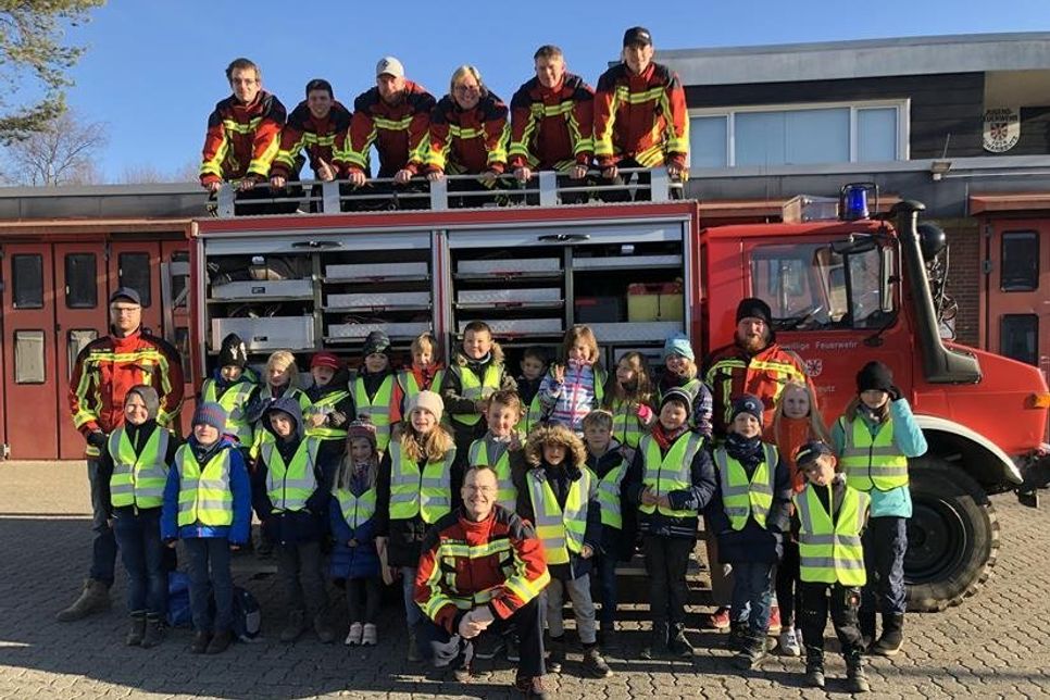 Die 23 Kids mit ihren neun Ausbildern und Helfern.