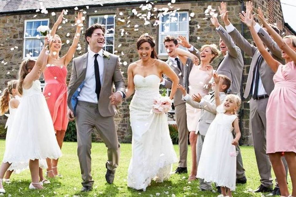 Ein gelungener Hochzeitstag lässt das Brautpaar und die Angehörigen strahlen. Foto: djd/DerGugl/t.