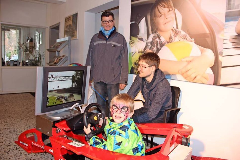 Der 6-jährige Marvin Marcel Schumann wird von Timo Junge in die Bedienung des Fahrsimulators eingewiesen.