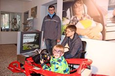 Der 6-jährige Marvin Marcel Schumann wird von Timo Junge in die Bedienung des Fahrsimulators eingewiesen.