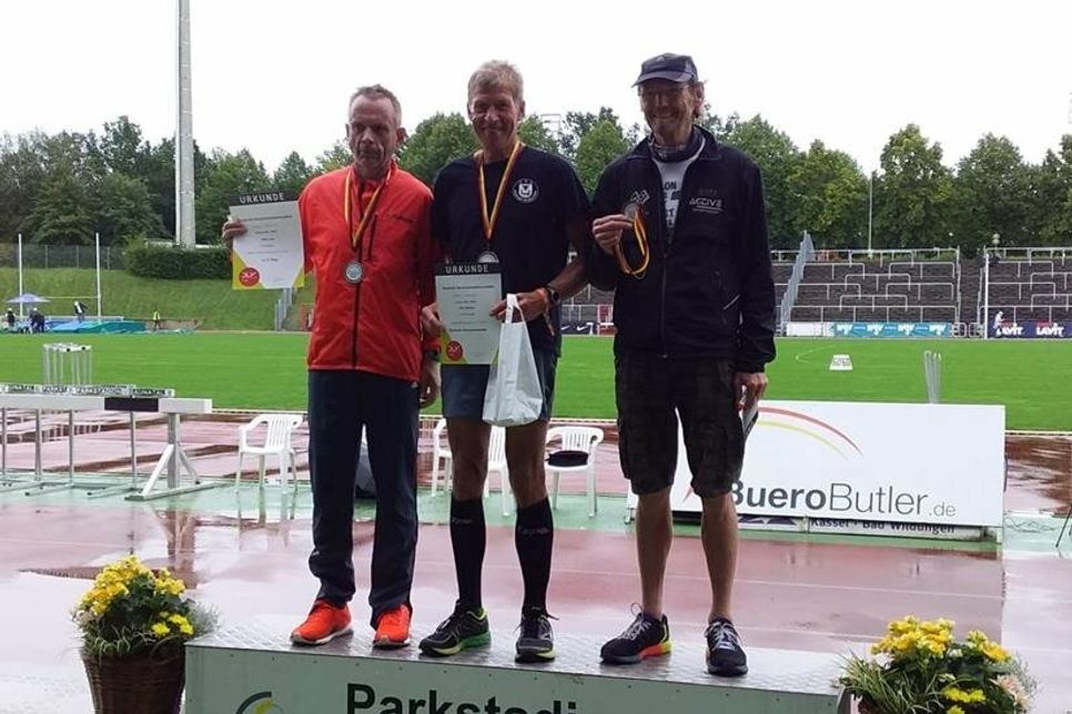 Peter Massny (Mitte) ist Deutscher Meister über 5.000 Meter.
