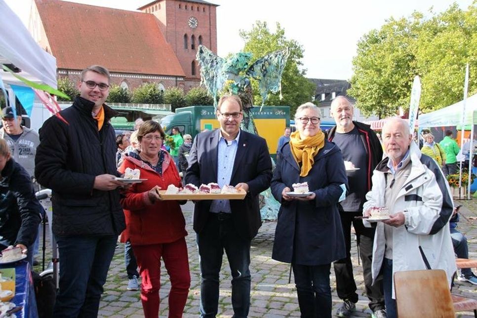 1. Stadtrat Sebastian Schmidt, Stadtverordnete Margit Giszas, Bürgermeister Mirko Spieckermann, Stadtverordnete Katrin Körting, Marktmeister Hans-Peter Heuer und Bürgervorsteher Sönke Sela (v. lks.) verteilten die Geburtstagstorte an die Marktbeschicker.