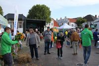 Die Stadtwerkemitarbeiter verteilten Sonnenblumen an die Besucher und Besucherinnen.