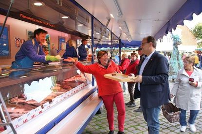 Für jeden Wochenmarktstand gab es eine runde Geburtstagstorte.