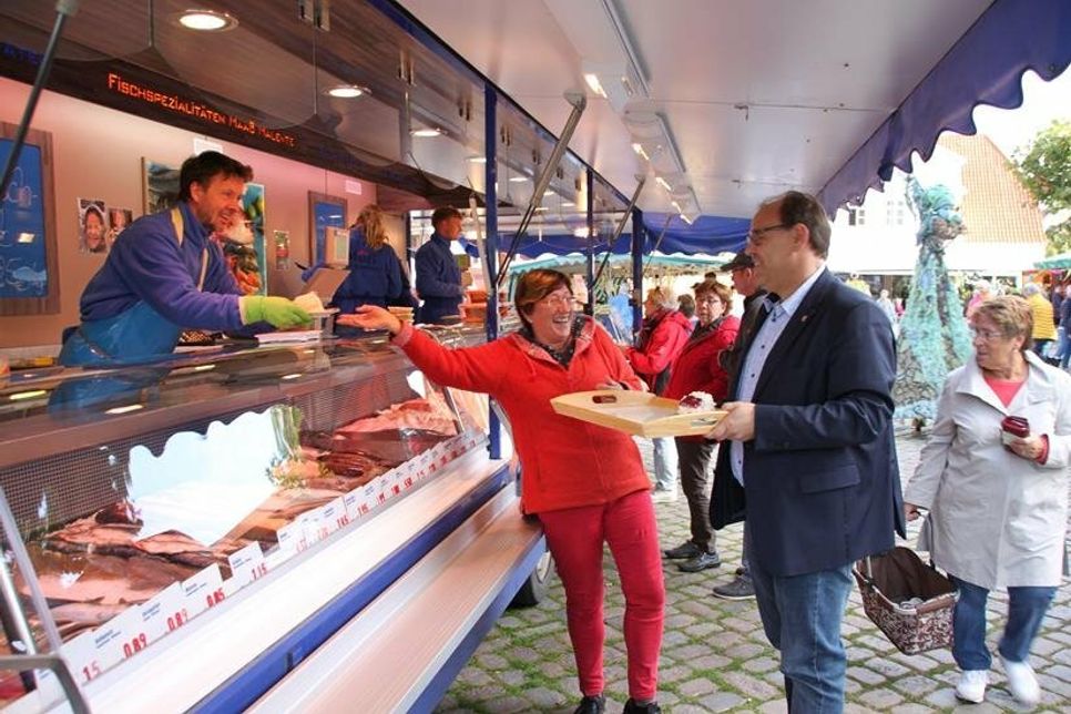 Für jeden Wochenmarktstand gab es eine runde Geburtstagstorte.