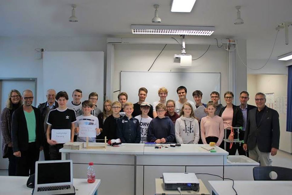 Projektteilnehmer sowie Vertreter von Rotary und Schule bei der Präsentation der bisherigen Ergebnisse.