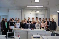 Projektteilnehmer sowie Vertreter von Rotary und Schule bei der Präsentation der bisherigen Ergebnisse.