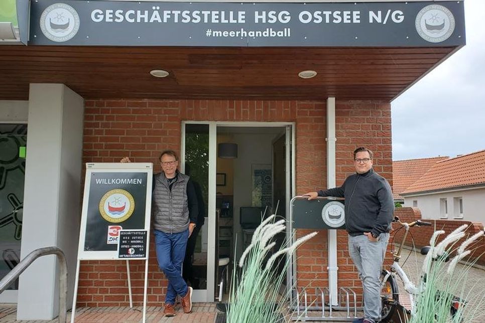 Die neue Geschäftsstelle der HSG Ostsee N/G in der Schützenstraße 31 in Grömitz mit Geschäftsführer Peer-Hendrik Grenke Klimstein (re.) und Finanzwart Jens Hamann.