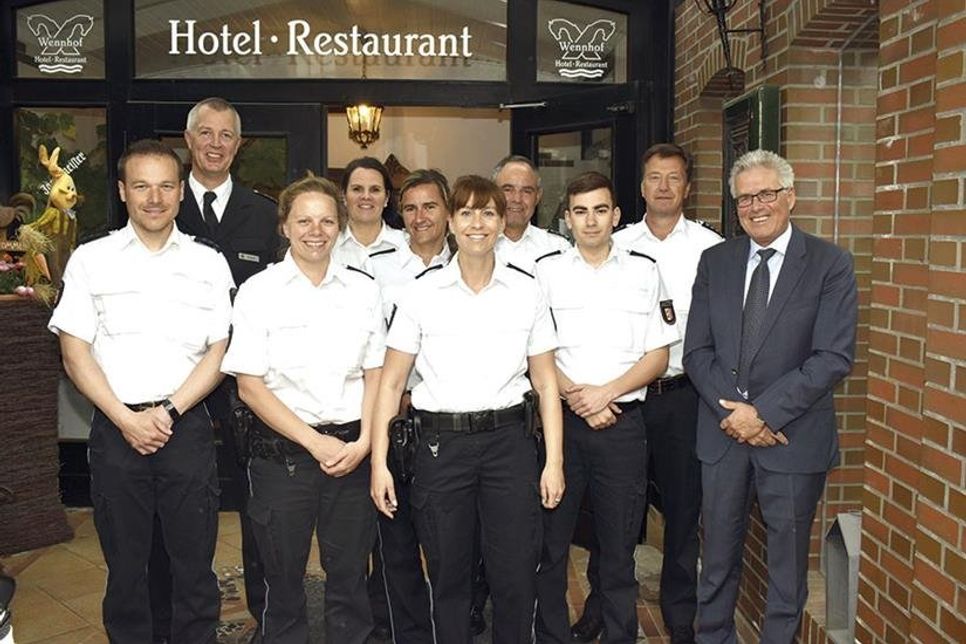 Die „Bäderpolizei“ ist in Scharbeutz und den umliegenden Ostseebädern wieder im Einsatz. Der Scharbeutzer Bürgermeister Volker Owerien (rechts) hat traditionell zum Begrüßungsfrühstück eingeladen. Mit dabei waren auch Polizeidirektor Bernd Olbrich (hi.li.), Andreas Block, Leiter Polizeirevier Bad Schwartau (hi. 2.v.re.) und der Scharbeutzer Stationsleiter Stefan Risch (hi.re.). (Foto: René Kleinschmidt)