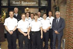 Die „Bäderpolizei“ ist in Scharbeutz und den umliegenden Ostseebädern wieder im Einsatz. Der Scharbeutzer Bürgermeister Volker Owerien (rechts) hat traditionell zum Begrüßungsfrühstück eingeladen. Mit dabei waren auch Polizeidirektor Bernd Olbrich (hi.li.), Andreas Block, Leiter Polizeirevier Bad Schwartau (hi. 2.v.re.) und der Scharbeutzer Stationsleiter Stefan Risch (hi.re.). (Foto: René Kleinschmidt)
