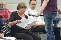 Die ehrenamtliche Gleichstellungsbeauftragte der Gemeinde Timmendorfer Strand, Susanne Sommerfeld, während ihrer Stellungnahme in der Sitzung der Gemeindevertretung.