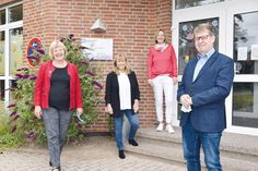 Bundestagsabgeordnete Bettina Hagedorn (von links), Landtagsabgeordnete Sandra Redmann, Susanne Voß von der Lebenshilfe Ostholstein und Ralf Stegner, SPD-Fraktionsvorsitzender im Landtag, vor der Kita „Am Papenmoor“ in Bad Schwartau.