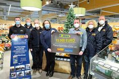 EDEKA Jens Geschäftsfu¨hrer Reimer Jens u¨berreicht den symbolischen Scheck an die Geschäftsfu¨hrerin des ASB Elke Sönnichsen. Weiter auf dem Bild: EDEKA Jens Vertriebsleiter Swen Rathjen (li.), Vorsitzender des ASB-Regionalverbandes Ostholstein Jörg Bochnik (3.v.l.) sowie die Mannschaft des Wu¨nschewagens.