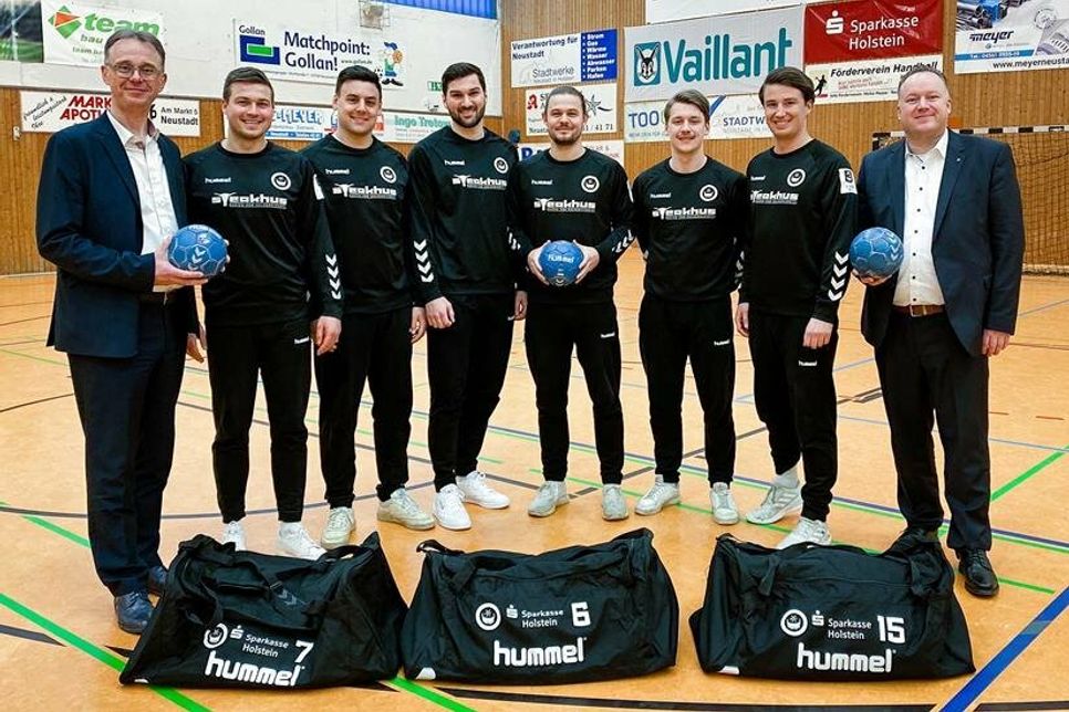 Sie freuen sich gemeinsam über die Unterstützung der Sparkasse Holstein für die HSG Ostsee: Karsten Wittorf (Filialleiter Neustadt), Yannik Barthel, Jannes Farschchi, Marius Nagorsen, Fabian Kaiser, Piet Möller, Alexander Mendle (alle HSG) und Fabian Wierichs (Filialleiter Grömitz) (v. lks.).