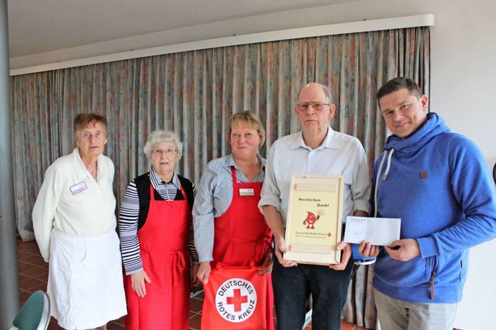 Günther Bergeest (2. v. re.) bekam nach seiner 125. Blutspende von den DRK-Mitarbeitern Ursula Langbehn, Renate Wulf, Annemarie Schröter und Till Quint (v. lks.) ein Präsent überreicht.