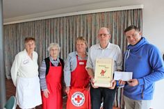 Günther Bergeest (2. v. re.) bekam nach seiner 125. Blutspende von den DRK-Mitarbeitern Ursula Langbehn, Renate Wulf, Annemarie Schröter und Till Quint (v. lks.) ein Präsent überreicht.