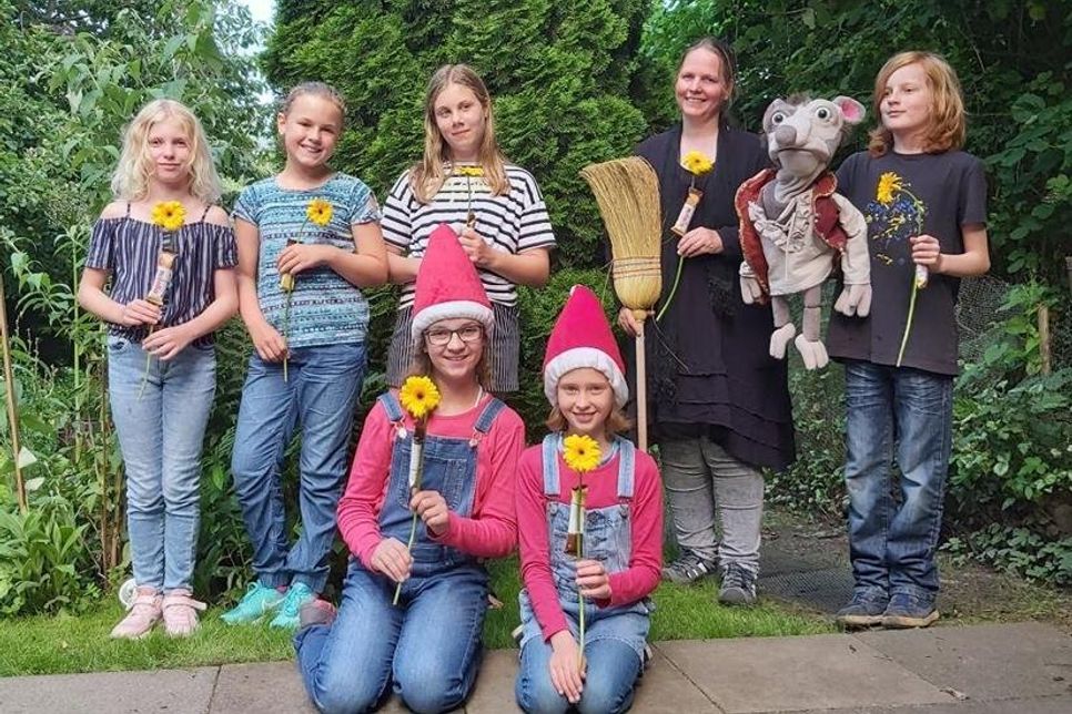 Lykka und Lina als Zwillinge Zoe und Cloe, Anouk als Schwester Mia und Orakel, Anja als Hexe Knitterwurz und Pio als Zauberer Gurkenstein (hinten v. lks.); Lilly und Neele als Wichtel Finchen und Linchen (vorne v. lks.).