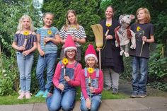 Lykka und Lina als Zwillinge Zoe und Cloe, Anouk als Schwester Mia und Orakel, Anja als Hexe Knitterwurz und Pio als Zauberer Gurkenstein (hinten v. lks.); Lilly und Neele als Wichtel Finchen und Linchen (vorne v. lks.).