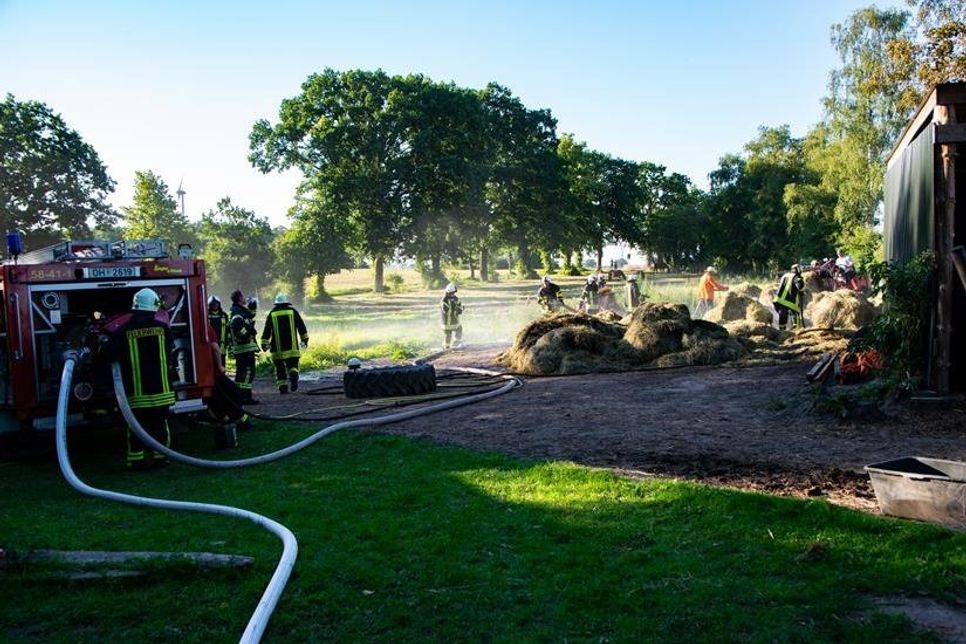 Am Mittwochabend brennen auf einem Hof aus noch unbekannter Ursache gleich mehrere Heuballen lichterloh. Die Feuerwehren haben das Feuer trotz starker Rauchentwicklung schnell unter Kontrolle.