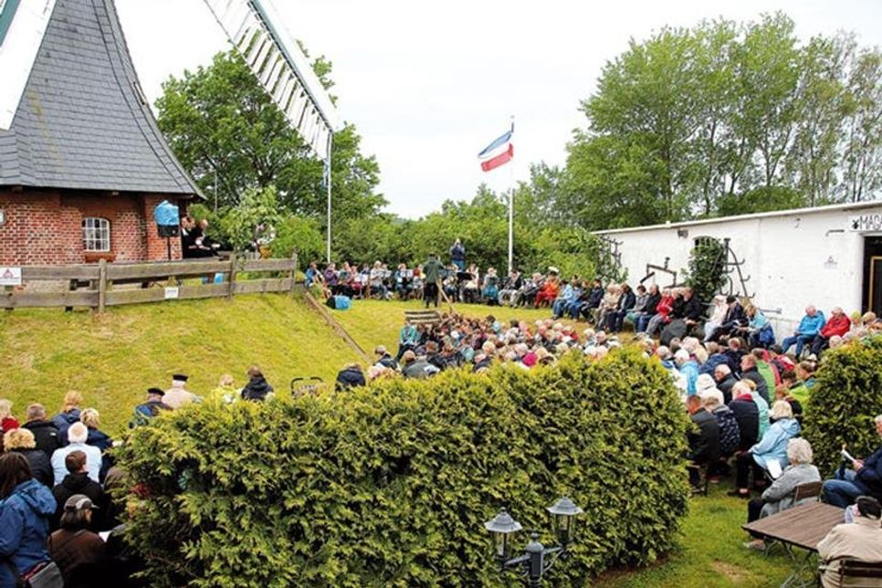 Freiluftgottesdienst vor der Krokauer Mühle.